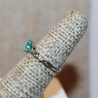 Size 5 Blue/Green HEART Stone with Twisted Setting and Side Accents on a Silver Tone Band (1.2g)