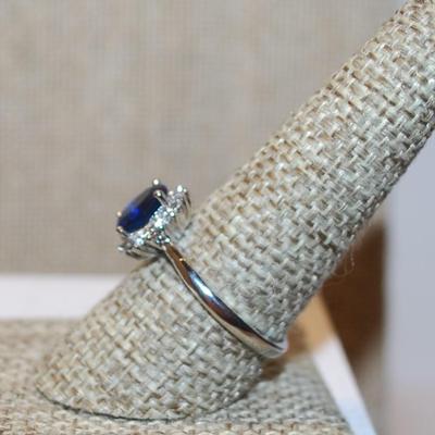 Size 9¼ Deep Blue Oval Stone Ring & Starburst Setting with a Silver Tone Band (3.0g)