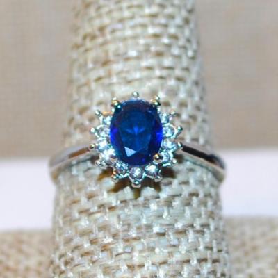 Size 9¼ Deep Blue Oval Stone Ring & Starburst Setting with a Silver Tone Band (3.0g)