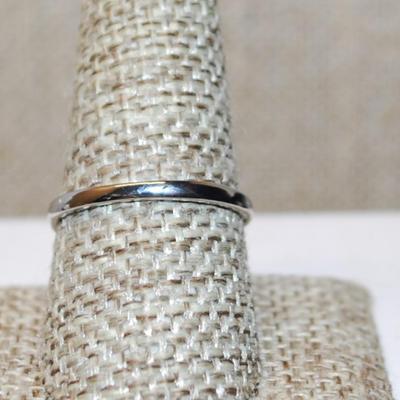 Size 9¼ Deep Blue Oval Stone Ring & Starburst Setting with a Silver Tone Band (3.0g)