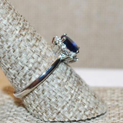 Size 9¼ Deep Blue Oval Stone Ring & Starburst Setting with a Silver Tone Band (3.0g)