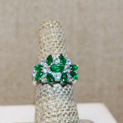 Size 6 Cocktail Style Ring with 9 Green Stones & Round Accent Stones on a Silver Tone Band (5.4g)
