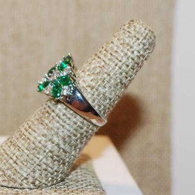 Size 6 Cocktail Style Ring with 9 Green Stones & Round Accent Stones on a Silver Tone Band (5.4g)