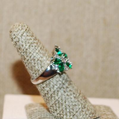 Size 6 Cocktail Style Ring with 9 Green Stones & Round Accent Stones on a Silver Tone Band (5.4g)