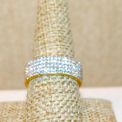 Size 9 ¼ Infinity Style Ring with 5 Rows of Glitter Stones on a Gold Tone Band (4.1g)