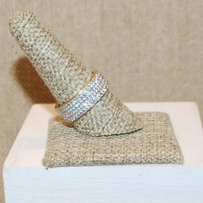 Size 9 ¼ Infinity Style Ring with 5 Rows of Glitter Stones on a Gold Tone Band (4.1g)