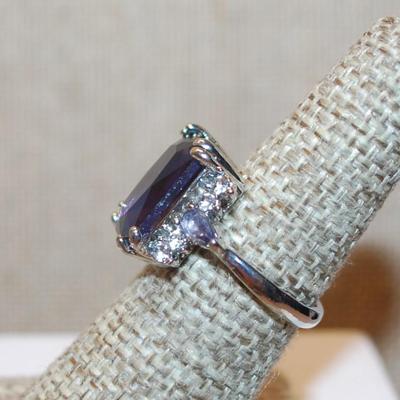 Size 6¾ Large Purple Emerald Cut Stone Ring with Vertical Accents Rows on a Silver Tone Band (5.5g)