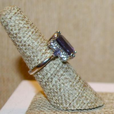 Size 6¾ Large Purple Emerald Cut Stone Ring with Vertical Accents Rows on a Silver Tone Band (5.5g)