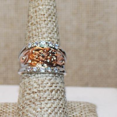 Size 7¾ Two-Tone Graphic Designed Ring with Top & Bottom Accent Stones on a Heavy Silver Tone Band (5.6g)