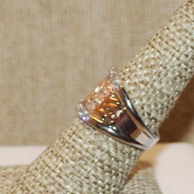 Size 7¾ Two-Tone Graphic Designed Ring with Top & Bottom Accent Stones on a Heavy Silver Tone Band (5.6g)