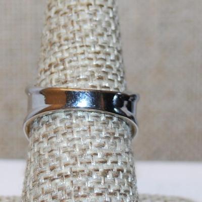 Size 7¾ Two-Tone Graphic Designed Ring with Top & Bottom Accent Stones on a Heavy Silver Tone Band (5.6g)