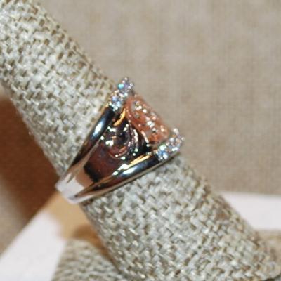 Size 7¾ Two-Tone Graphic Designed Ring with Top & Bottom Accent Stones on a Heavy Silver Tone Band (5.6g)