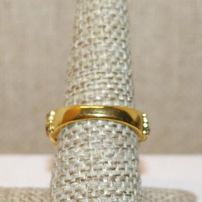 Size 7½ Large Champagne Colored 4 Prong Stone Ring with Accents on a Gold Tone Band (6.2g)