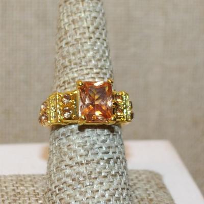 Size 7½ Large Champagne Colored 4 Prong Stone Ring with Accents on a Gold Tone Band (6.2g)