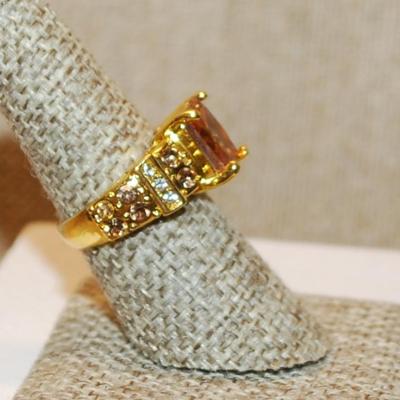 Size 7½ Large Champagne Colored 4 Prong Stone Ring with Accents on a Gold Tone Band (6.2g)