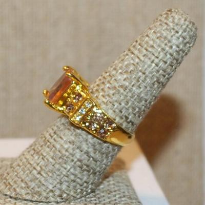 Size 7½ Large Champagne Colored 4 Prong Stone Ring with Accents on a Gold Tone Band (6.2g)