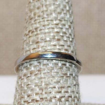 Size 7½ Blue Transparent Rectangle Stone Ring with Full Surround & 4 Stone Side Accents on a Silver Tone SPLIT BAND (4.3g)