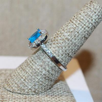 Size 7½ Blue Transparent Rectangle Stone Ring with Full Surround & 4 Stone Side Accents on a Silver Tone SPLIT BAND (4.3g)