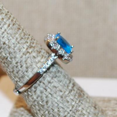 Size 7½ Blue Transparent Rectangle Stone Ring with Full Surround & 4 Stone Side Accents on a Silver Tone SPLIT BAND (4.3g)