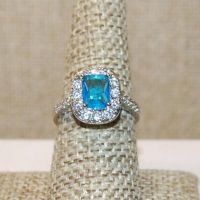 Size 7½ Blue Transparent Rectangle Stone Ring with Full Surround & 4 Stone Side Accents on a Silver Tone SPLIT BAND (4.3g)