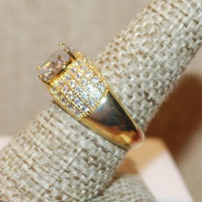 Size 8¼ Large Round Clear Main Stone Ring with Glitter Stone Side Accents on a Gold Tone Band (5.5g)