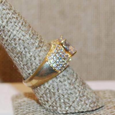 Size 8¼ Large Round Clear Main Stone Ring with Glitter Stone Side Accents on a Gold Tone Band (5.5g)
