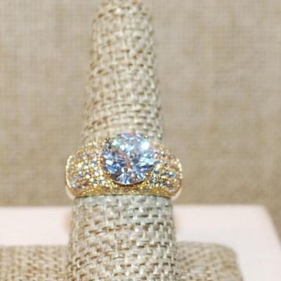 Size 8¼ Large Round Clear Main Stone Ring with Glitter Stone Side Accents on a Gold Tone Band (5.5g)