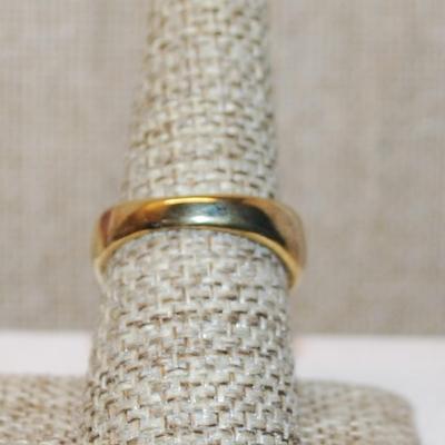 Size 8¼ Large Round Clear Main Stone Ring with Glitter Stone Side Accents on a Gold Tone Band (5.5g)