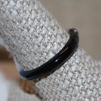 Size 10 BLACK Enamel Ring with Single Cranberry Red Round Stone on a Silver Tone Band (2.6g)