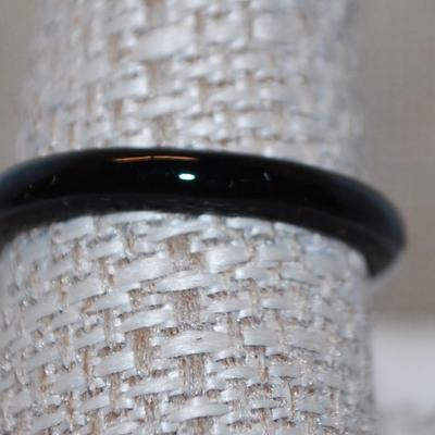 Size 10 BLACK Enamel Ring with Single Cranberry Red Round Stone on a Silver Tone Band (2.6g)