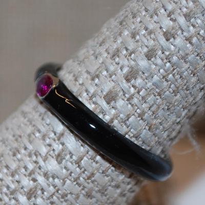 Size 10 BLACK Enamel Ring with Single Cranberry Red Round Stone on a Silver Tone Band (2.6g)