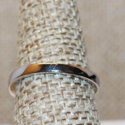 Size 7¼ Square Cut Aquamarine Color Stone Ring with Twisted Sides & Accent Stones on a Silver Tone Band (2.5g)