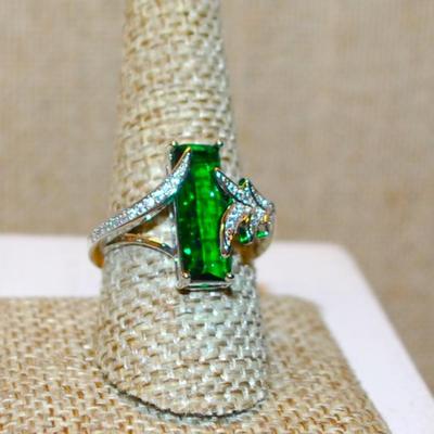 Size 9½ Long Green Rectangle Stone Cocktail Style Ring with Fancy Setting on a Silver Tone Band (4.7g)