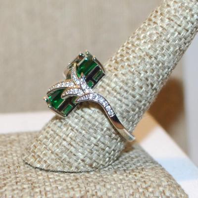 Size 9½ Long Green Rectangle Stone Cocktail Style Ring with Fancy Setting on a Silver Tone Band (4.7g)