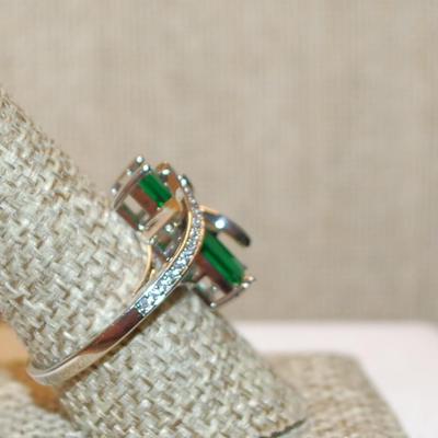 Size 9½ Long Green Rectangle Stone Cocktail Style Ring with Fancy Setting on a Silver Tone Band (4.7g)