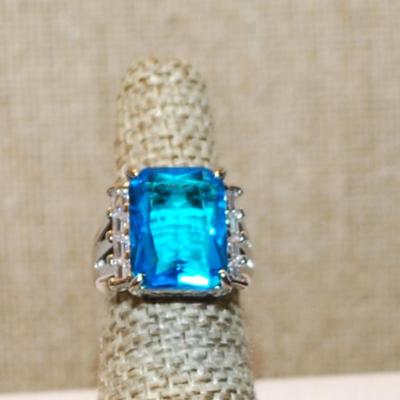 Size 6 Large Blue Rectangle Stone Ring with Vertical Side Accents on a Silver Tone Band (8.0g)