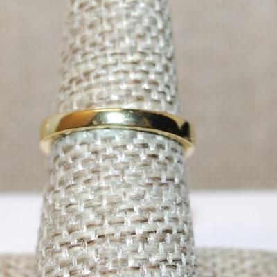 Size 7 Classic Multi-Color 5 "Stars" Red, Blue, Amber, Green & Clear Stones Ring on a Gold Tone Band (2.4g)