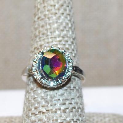 Size 7½ Iridescent Oval Stone Ring on a Crown Nest Surround and Silver Tone Band (3.8g)