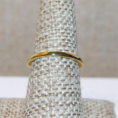 Size 7 Round Clear Main Stone Ring with Side Row Accents on a Gold Tone Band (1.9g)