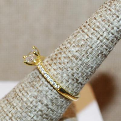 Size 7 Round Clear Main Stone Ring with Side Row Accents on a Gold Tone Band (1.9g)