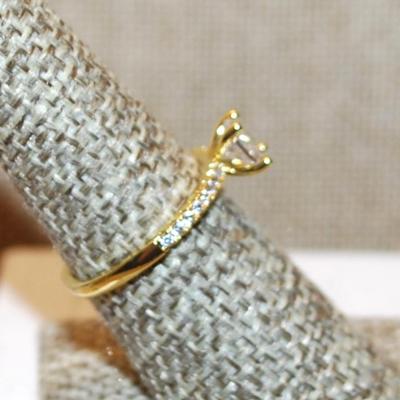 Size 7 Round Clear Main Stone Ring with Side Row Accents on a Gold Tone Band (1.9g)