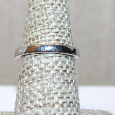 Size 6 ½ Large Purple/Silver Cocktail Ring on a Solid Silver Tone Band (8.5g)