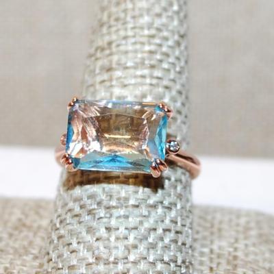 Size 9¼ Light Blue Transparent Rectangle Stone Ring on a Rose Gold Band (3.8g)