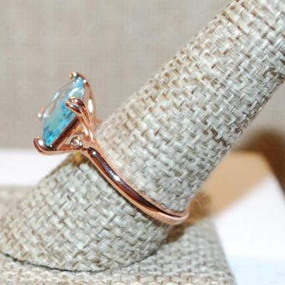 Size 9¼ Light Blue Transparent Rectangle Stone Ring on a Rose Gold Band (3.8g)