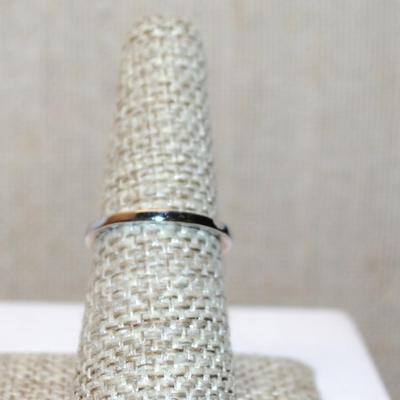 Size 7 Marked .925 Clear Round Stone Ring with a "V" Accent Crown on a Silver Band (3.2g)