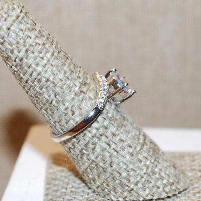 Size 7 Marked .925 Clear Round Stone Ring with a "V" Accent Crown on a Silver Band (3.2g)