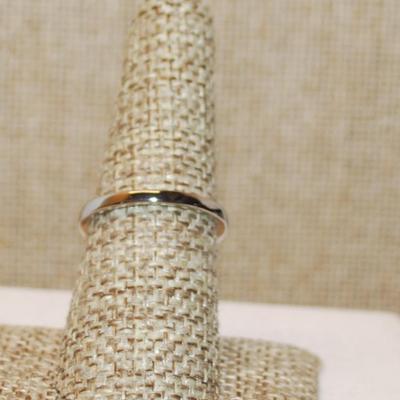 Size 7¼ Blue Transparent Square Stone with Full Surrounds & Side Accents on a Silver Tone Band (3.4g)