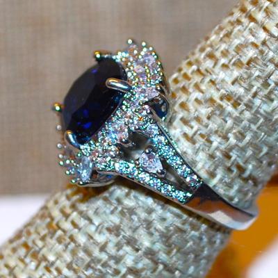 Size 7¼ Large Blue Square Cut Stone Party Ring with Full Surrounds on a Silver Tone Band (5.4g)