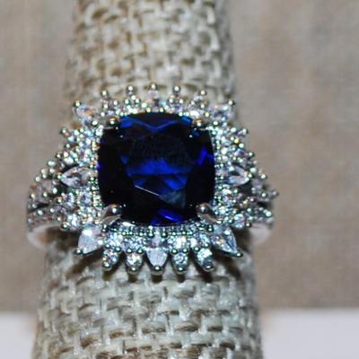 Size 7¼ Large Blue Square Cut Stone Party Ring with Full Surrounds on a Silver Tone Band (5.4g)