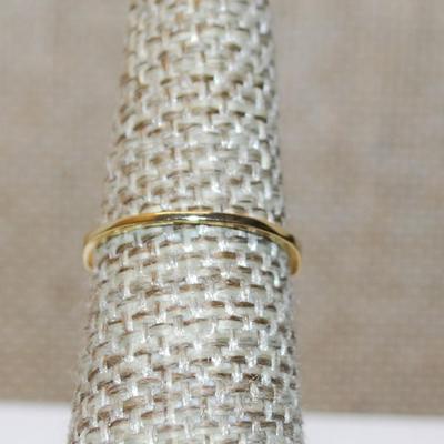Size 5 Red HEART Ring with Twisted Sides & Accents on a Gold Tone Band (1.1g)